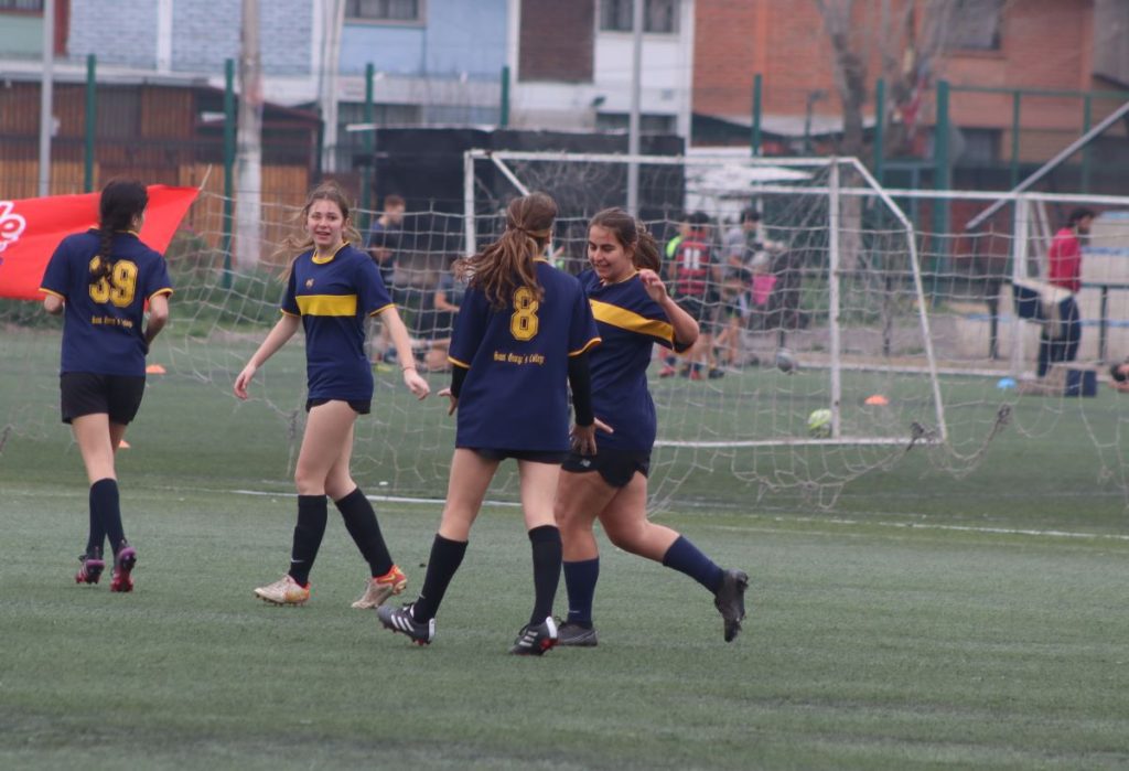 Colegios Candidatos sacan diferencia en el inicio de fútbol de Honor Soprole UC