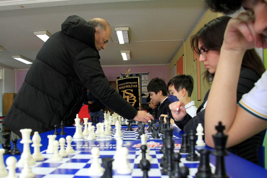 Desafiando al maestro: Iván Morovic participa en las simultáneas de Ajedrez Soprole