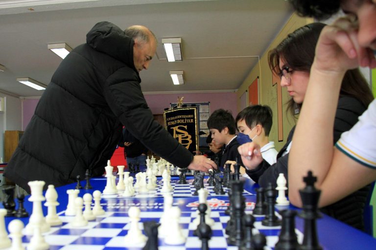 Desafiando al maestro: Iván Morovic participa en las simultáneas de Ajedrez Soprole