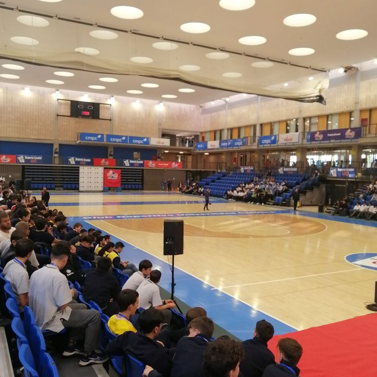 Gala del Deporte Escolar Soprole UC premió a los mejores equipos del primer semestre