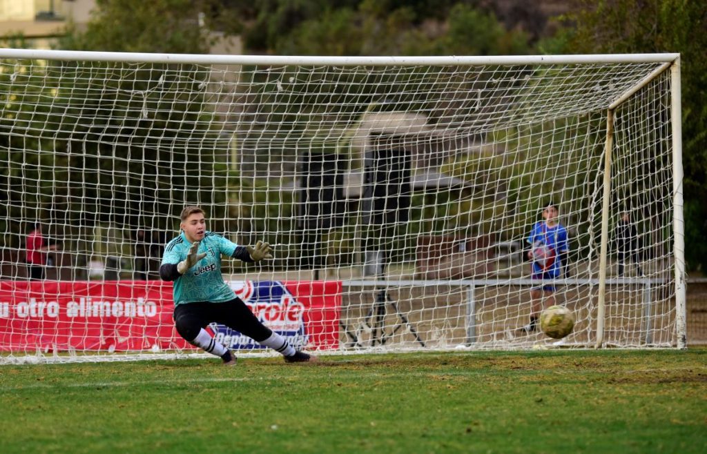Everest bicampeón del Fútbol Soprole UC con un héroe en el arco