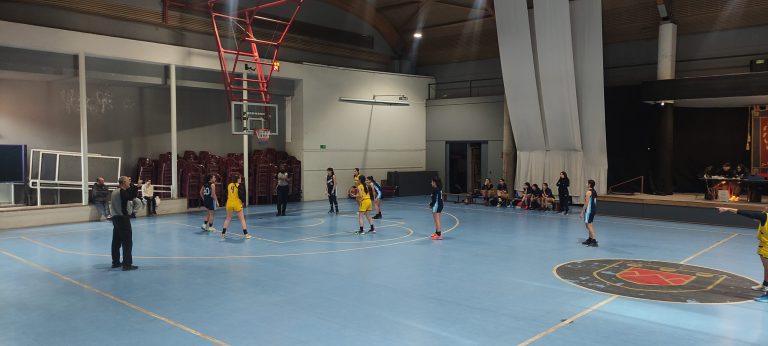 Duelo de candidatos marcó la fecha 1 del Básquetbol Soprole UC
