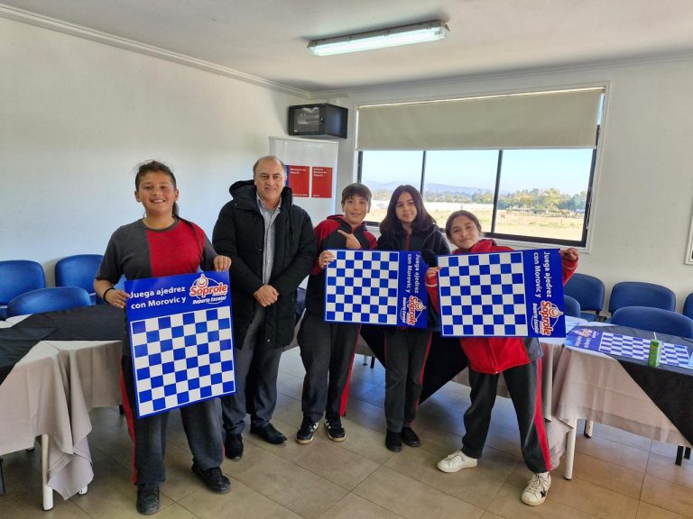 Nuevos clasificados tras las simultáneas del Ajedrez Soprole en Limache