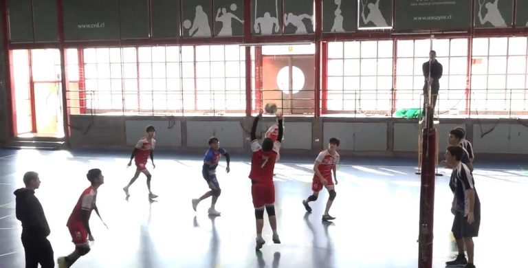 Instituto Luis Campino y Everest se enfrentaron en el Vóleibol Soprole UC