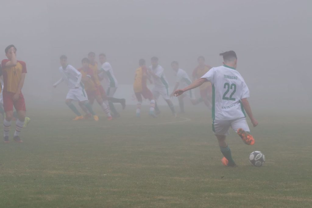 El fútbol es el que más sufre: Lluvia afecta definiciones de la Copa Soprole UC