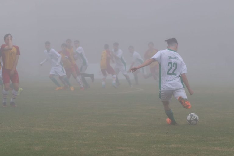 El fútbol es el que más sufre: Lluvia afecta definiciones de la Copa Soprole UC
