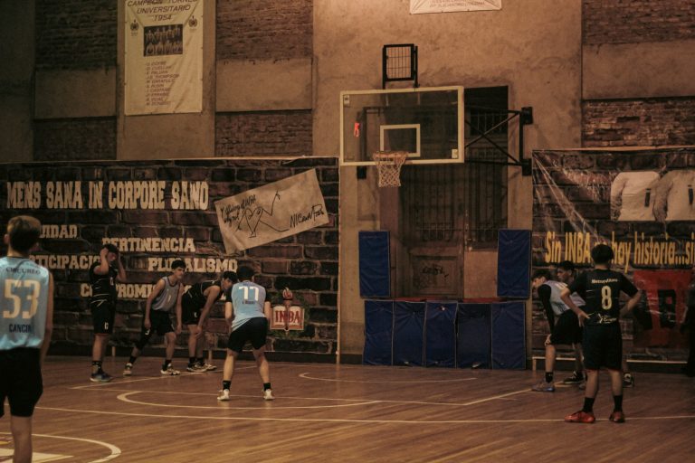 Solo faltan dos invitados: así se juegan las finales del Básquetbol Soprole UC