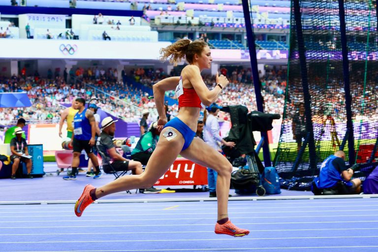Martina Weil volvió a batir récord en los 400 metros planos indoor y buscará el oro en el Mundial
