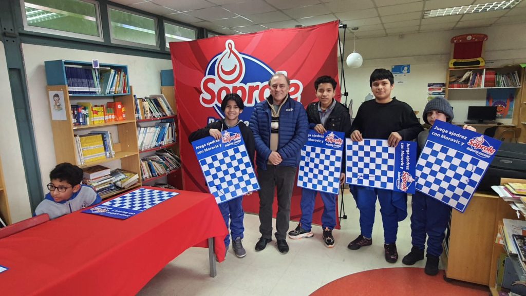 Colegio Carlos Fernández Peña recibió nueva Simultánea de Ajedrez Soprole