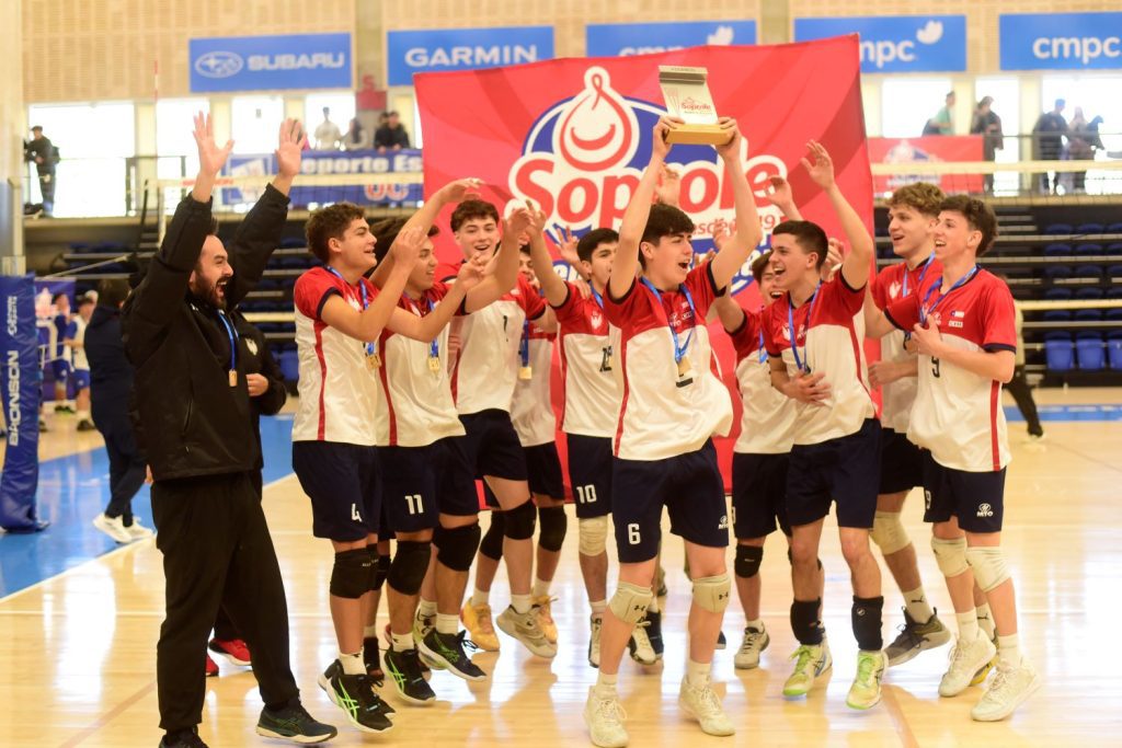 Alemán D.S. vuelve a coronarse como campeón en el Honor Superior del Vóleibol Soprole UC
