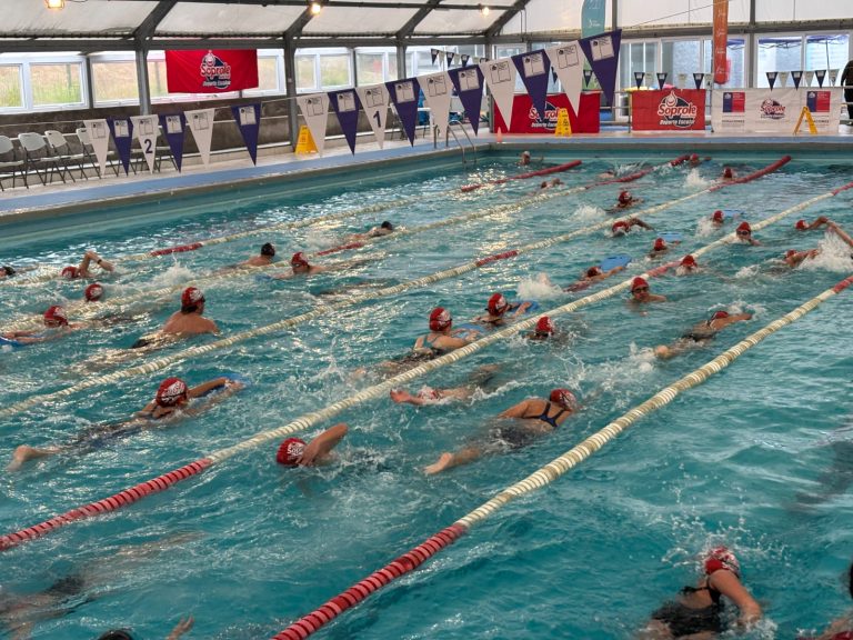 Representantes de más de 45 colegios dieron vida a la novena fecha de la Natación Soprole