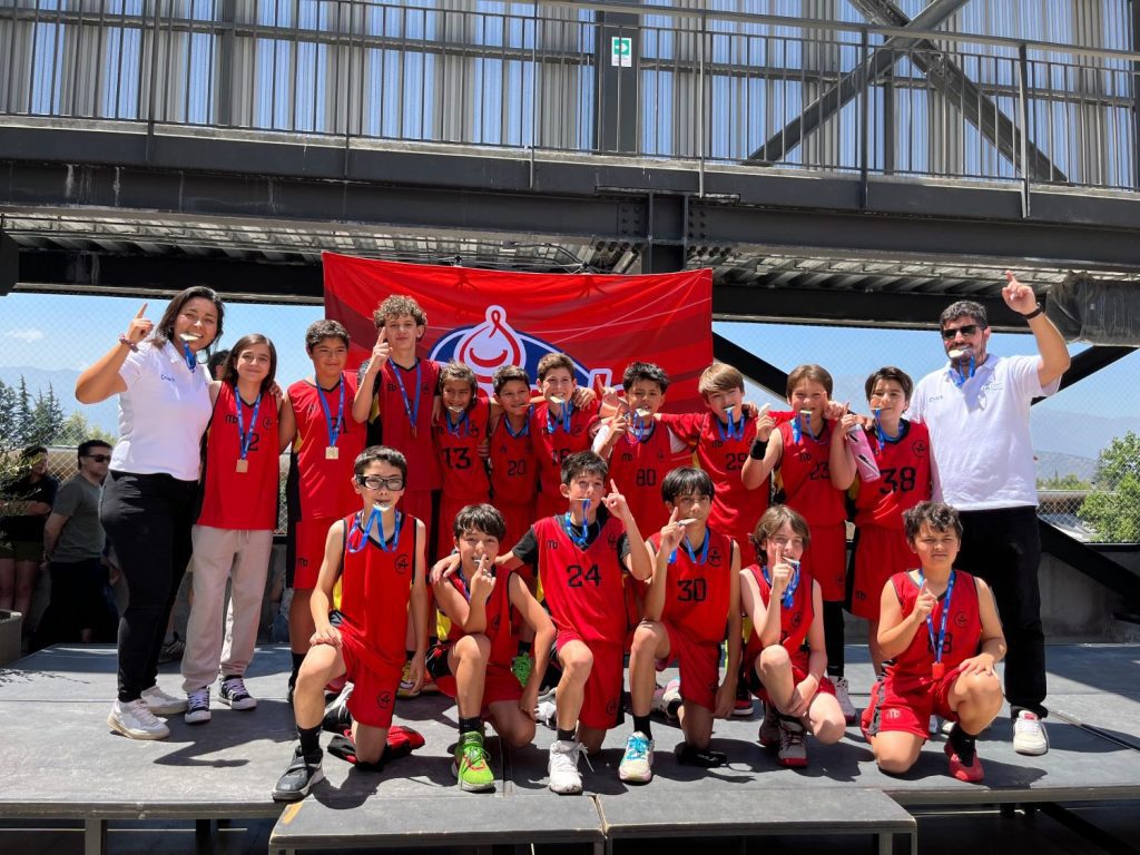 Cinco colegios festejaron en el Básquetbol Mini Soprole UC
