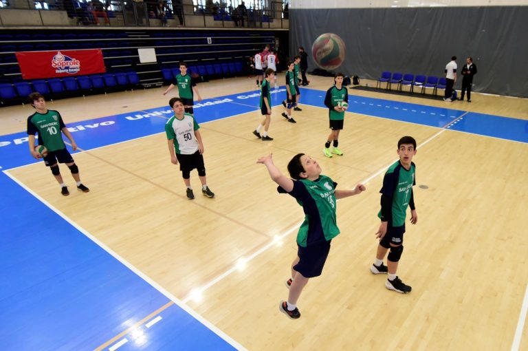 Choque de candidatos marca la fecha 1 del Vóleibol Soprole UC en Mini e Infantil