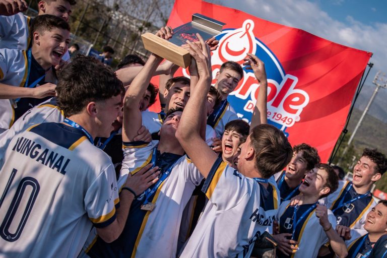 Estos son los colegios que se ilusionan con el doblete en el Fútbol Soprole UC