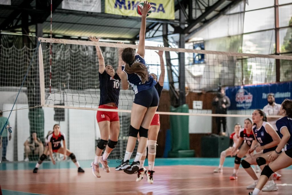 Águilas y cóndores quieren volar alto por un cupo a la final del Voley Soprole UC