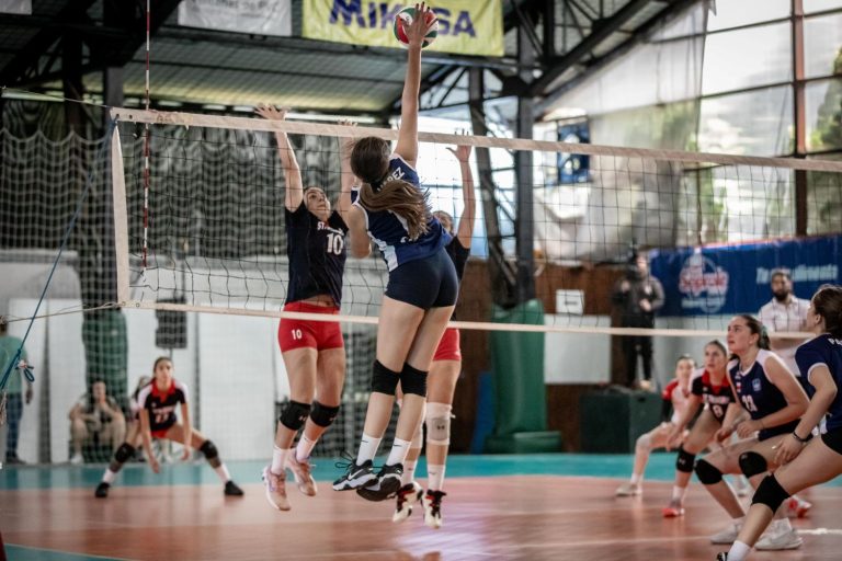 Águilas y cóndores quieren volar alto por un cupo a la final del Voley Soprole UC