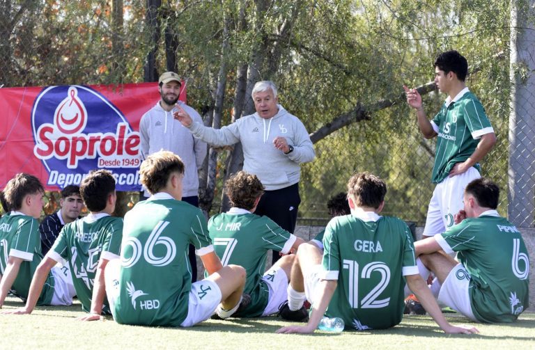 Fútbol Soprole UC: El mejor regalo de despedida para el profesor de Verbo Divino