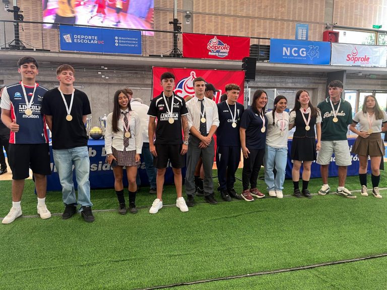 Deporte Escolar UC premió a destacados de torneos Soprole