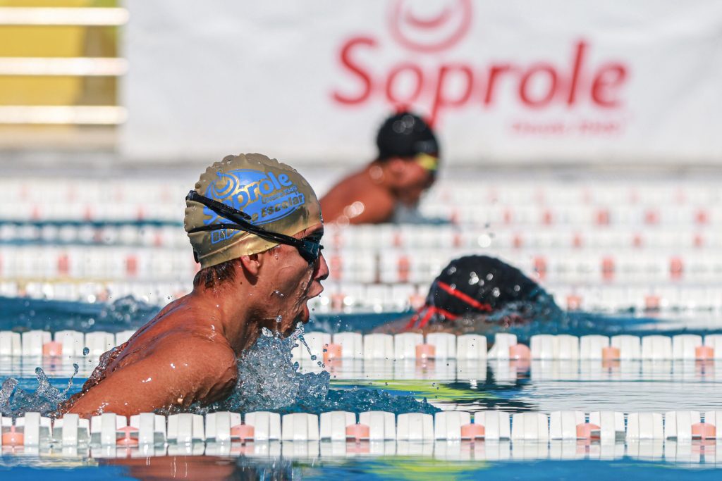 Iquiqueños disfrutaron el inicio de la temporada en Natación Soprole