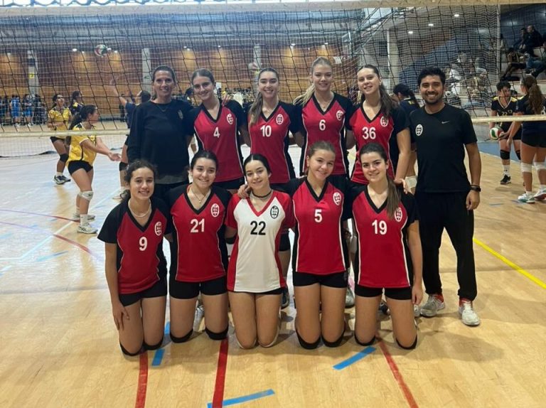 Santa Úrsula se ilusiona en grande tras debut triunfal en el Vóleibol Soprole UC